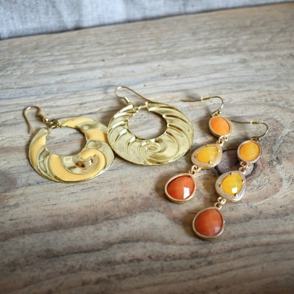2 Pairs Fun Earrings Pale Yellow Orange GP Metal Acrylic - Picture 1 of 4